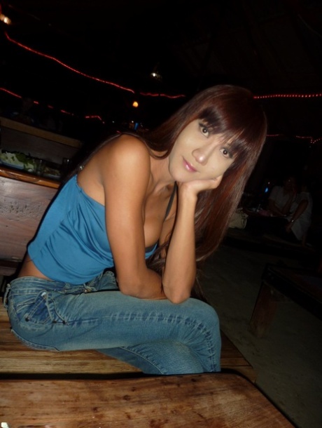 Asian shemale Nutty picked up in local restaurant and invited for photosession