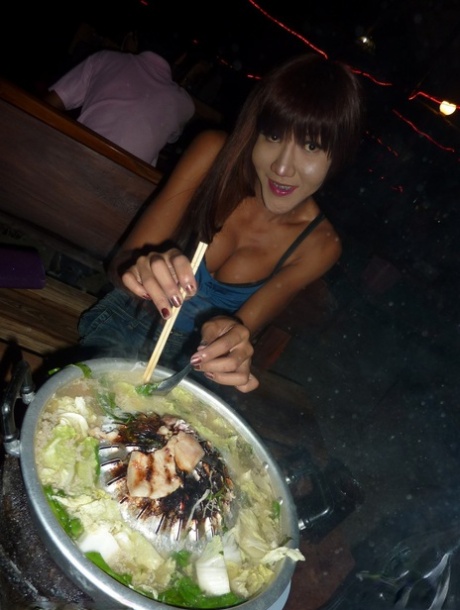 Asian shemale Nutty picked up in local restaurant and invited for photosession