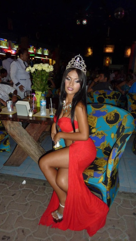 Free pictures of good-looking Asian ladyboys with model appearances