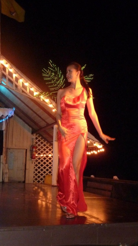 Free pictures of good-looking Asian ladyboys with model appearances