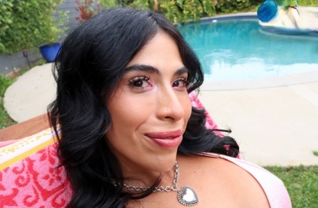 Grooby Girls performed by Avery Lust Hot Images